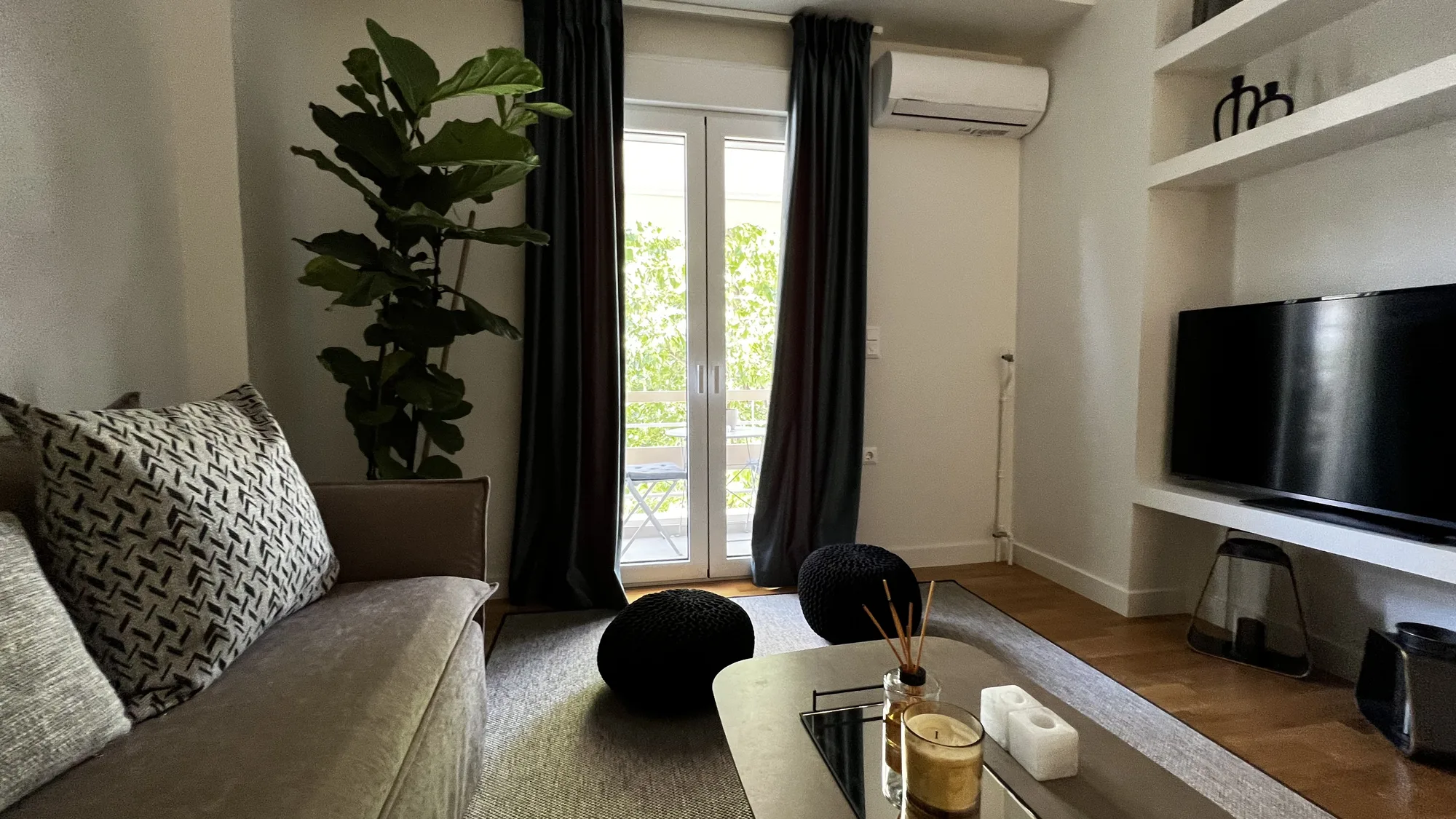 Σαλόνι στους Αμπελόκηπους με ανοιγόμενα κουφώματα αλουμινίου και θέα στο μπαλκόνι